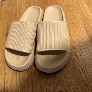 Could sandals size 40-41 (9-9.5) W